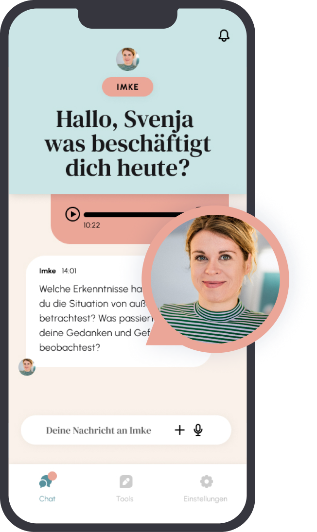 Smartphone-Bildschirm mit Chat-Nachricht in deutscher Sprache, die fragt: 'Hallo, Svenja, was beschäftigt dich heute?' mit einer Textnachricht und einem Bild einer Frau.