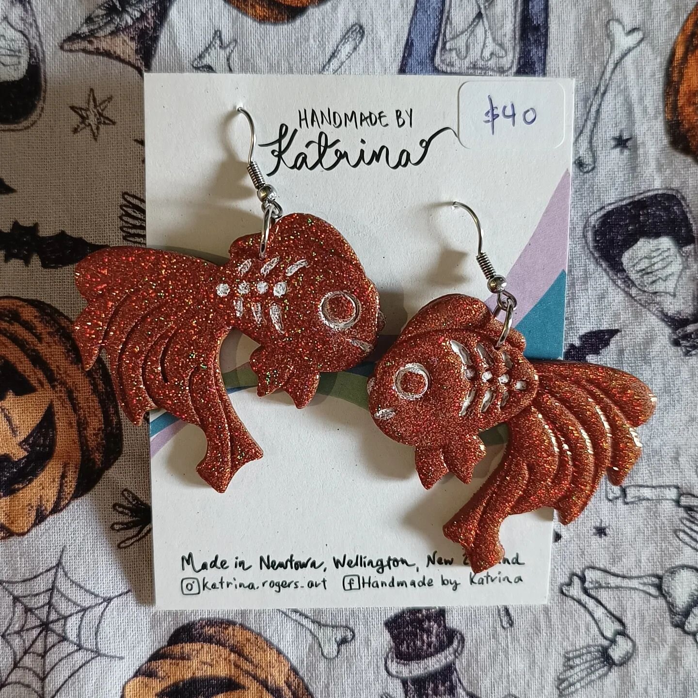 I've decided that everyone needs to see this Halloween earring collection in colour order. So here are all the glittery orange numbers. Swipe to see the goods!

#earringsofinstagram #earringsoftheday #earrings #smallbusiness #halloween #handmade