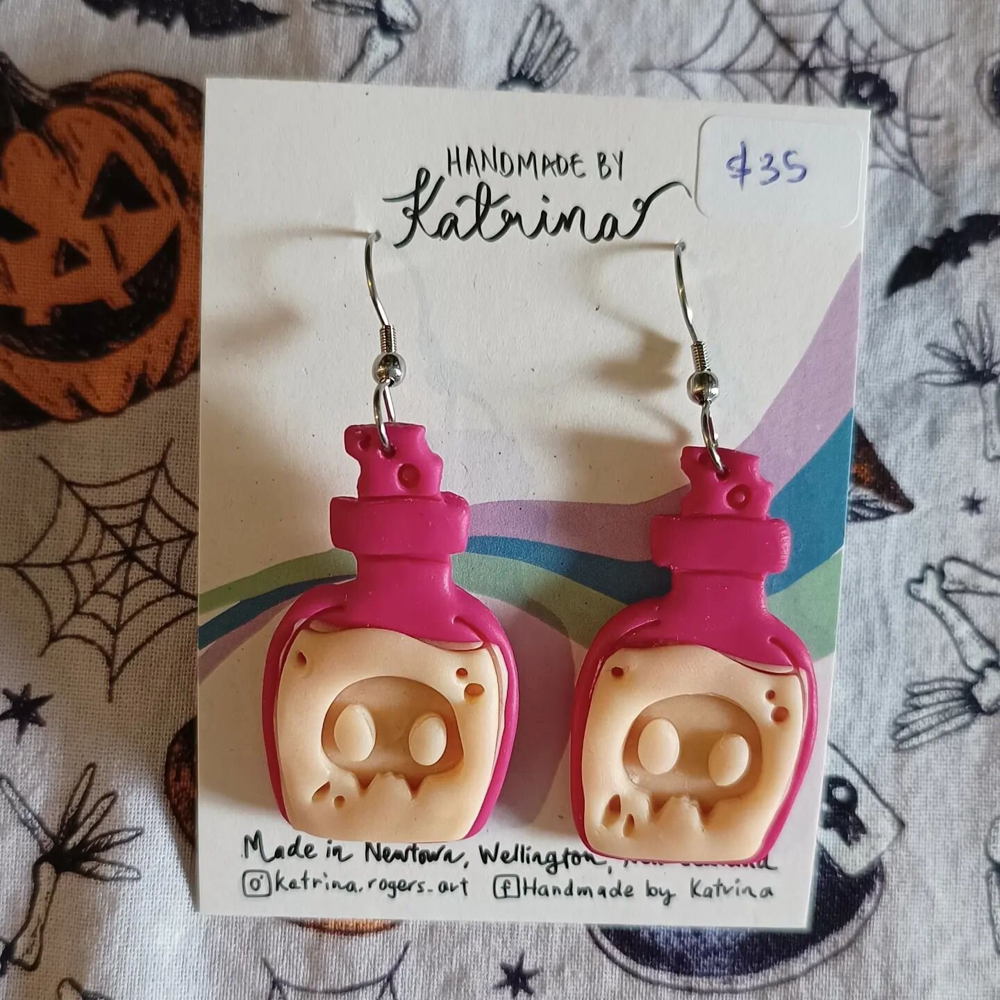 Here are the glow in the dark goods so you can be spooky even when you're in the dark! 

#handmadewithlove #handmade #halloween #smallbusiness #earringsofinstagram #earringsoftheday