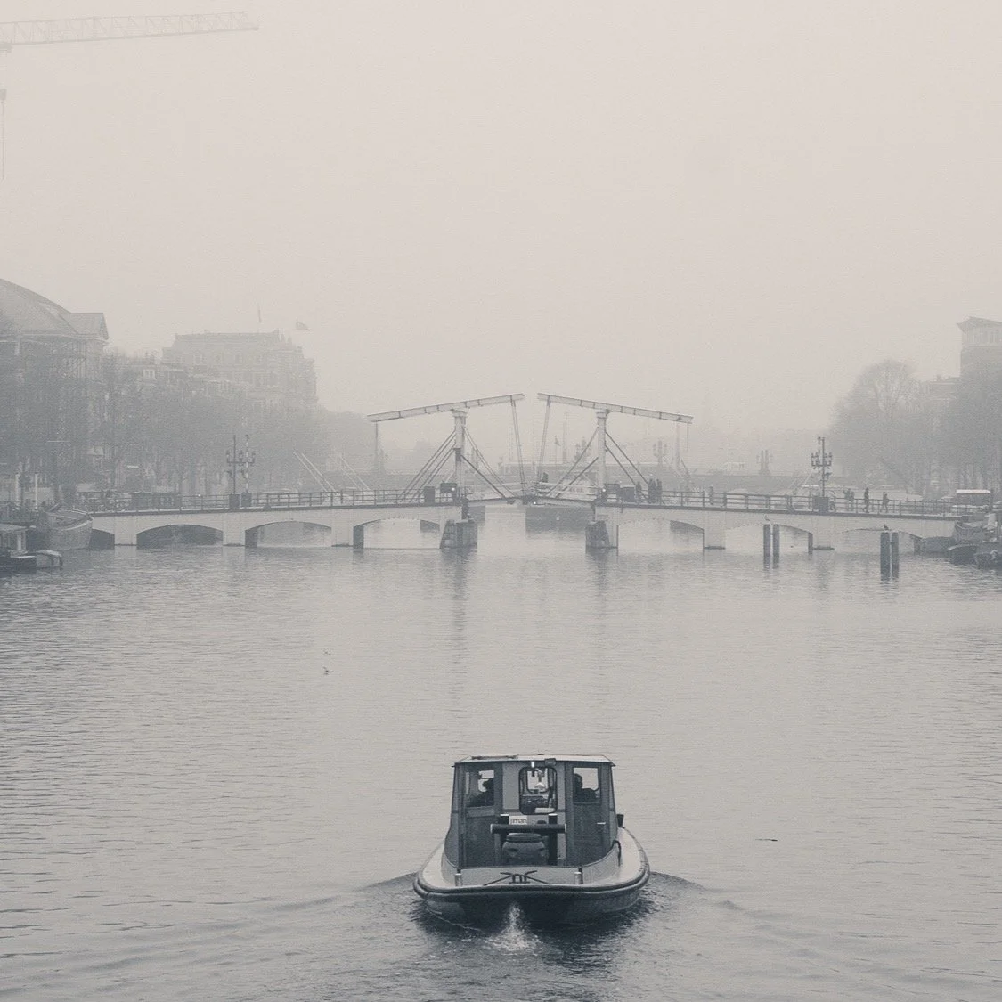 After a string of grey, shadowless, dull Dutch days, it was a time to "embrace reality and not my wishes"...

My latest Blog piece [Link in Bio] is all about getting out there in freezing Amsterdam fog, using Tri-X film simulations and Spli