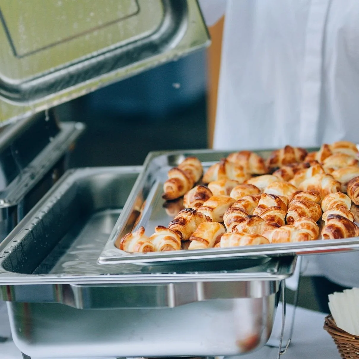 keeping-warm-a-tray-full-of-puff-pastry-with-savor-2026-03-16-00-00-35-utc.jpg