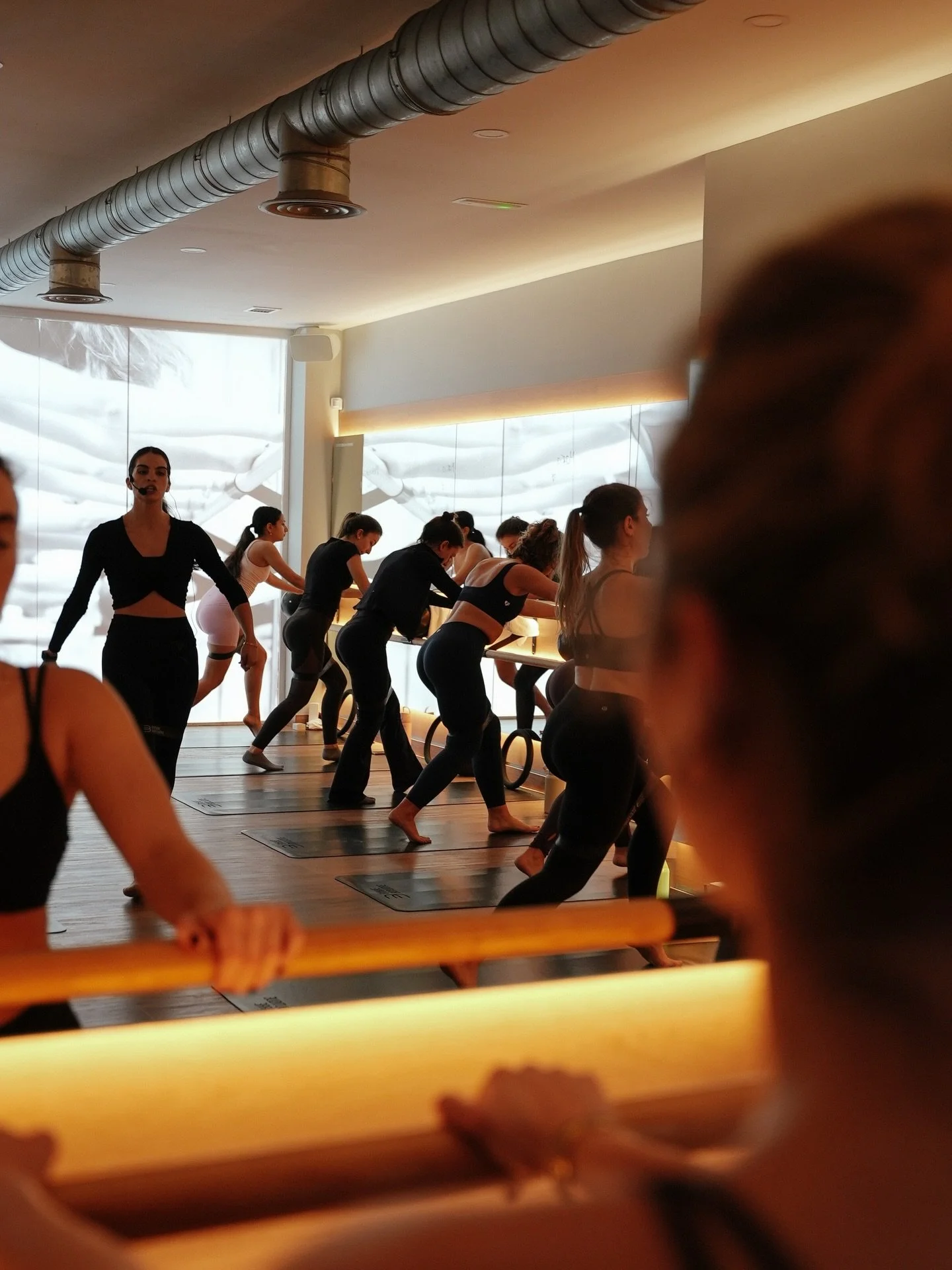 Nuestras coaches no solo marcan el ritmo.
Te leen, te corrigen, te sostienen y te empujan un poco m&aacute;s all&aacute; sin perder de vista lo m&aacute;s importante: cuidarte.

Cada indicaci&oacute;n, cada ajuste, cada &ldquo;una m&aacute;s&rdquo;
t