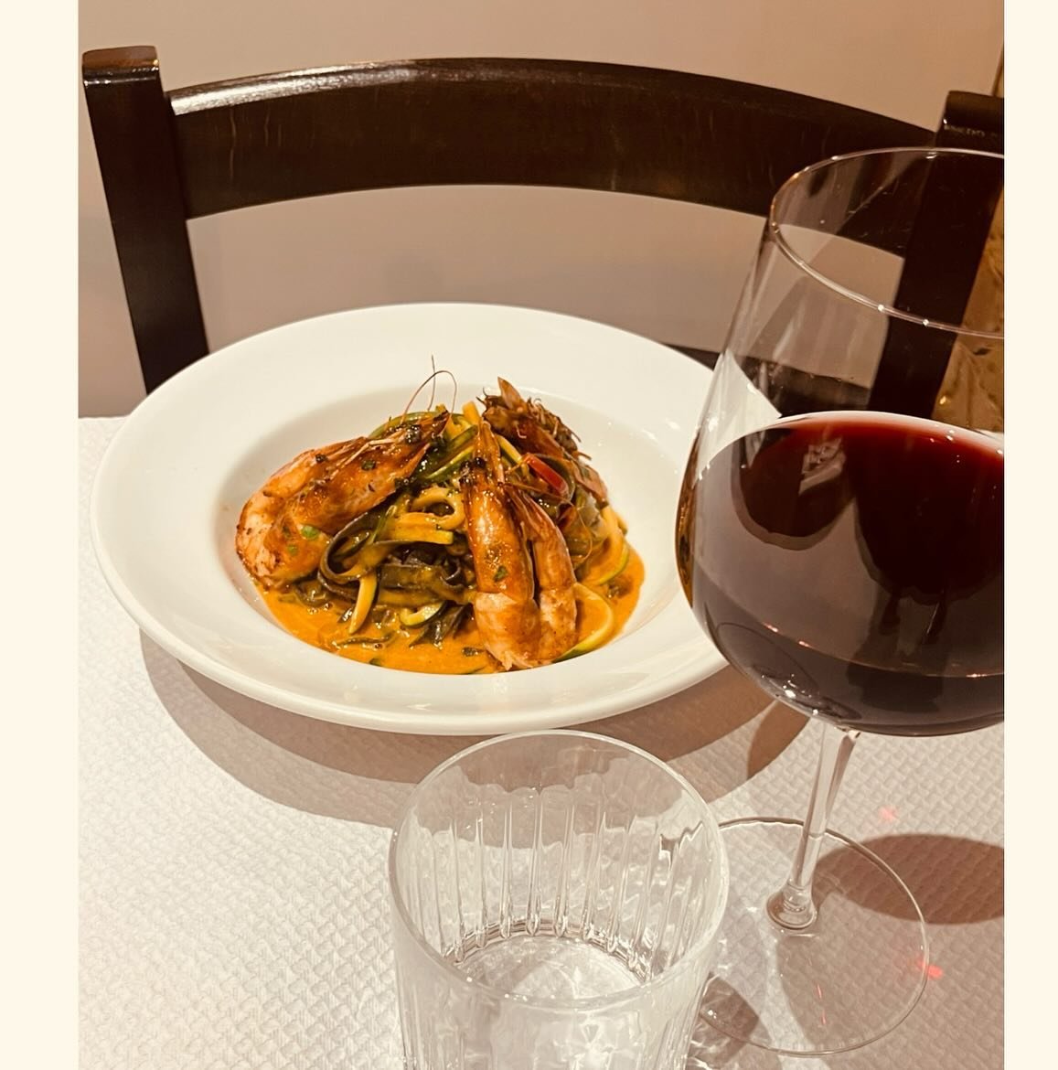 @albatrattoria, every bite of pasta and sip of Chianti tells a story of tradition and passion 🇮🇹🍷 🍝 ⁣
.⁣
.⁣
.⁣
.⁣
.⁣
#foodblogger #foodlover #italia #pizza #trattoria #trufflelover #unionsquare #vacanze #veal #verona #vigna #vinobianco #vintageho