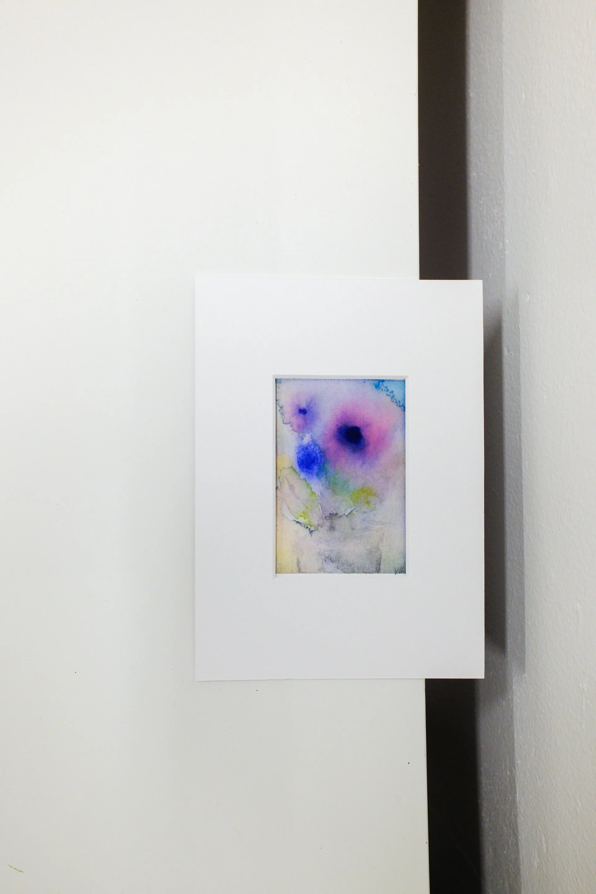 Verna Kovanen: Sininen asetelma, 2025, aquarelle painting