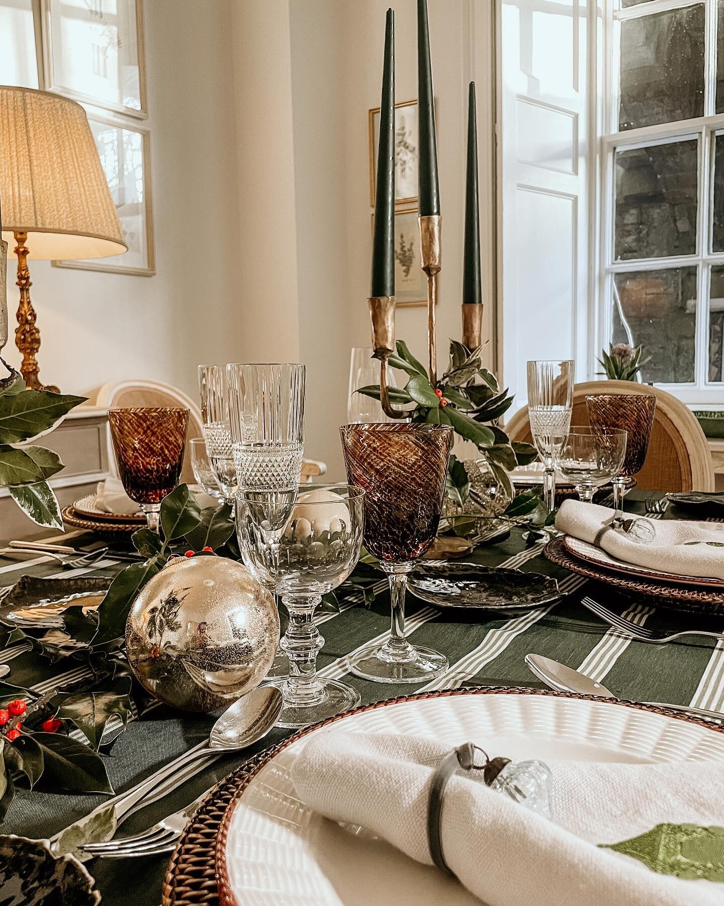 My festive table is complete! With a mixture of things - old and new. The tablecloth, rattan chargers, basket-weave plates, and candleholders are from @rebeccaudallhome - I love the earthiness of this setting. Happy Sunday 🌿