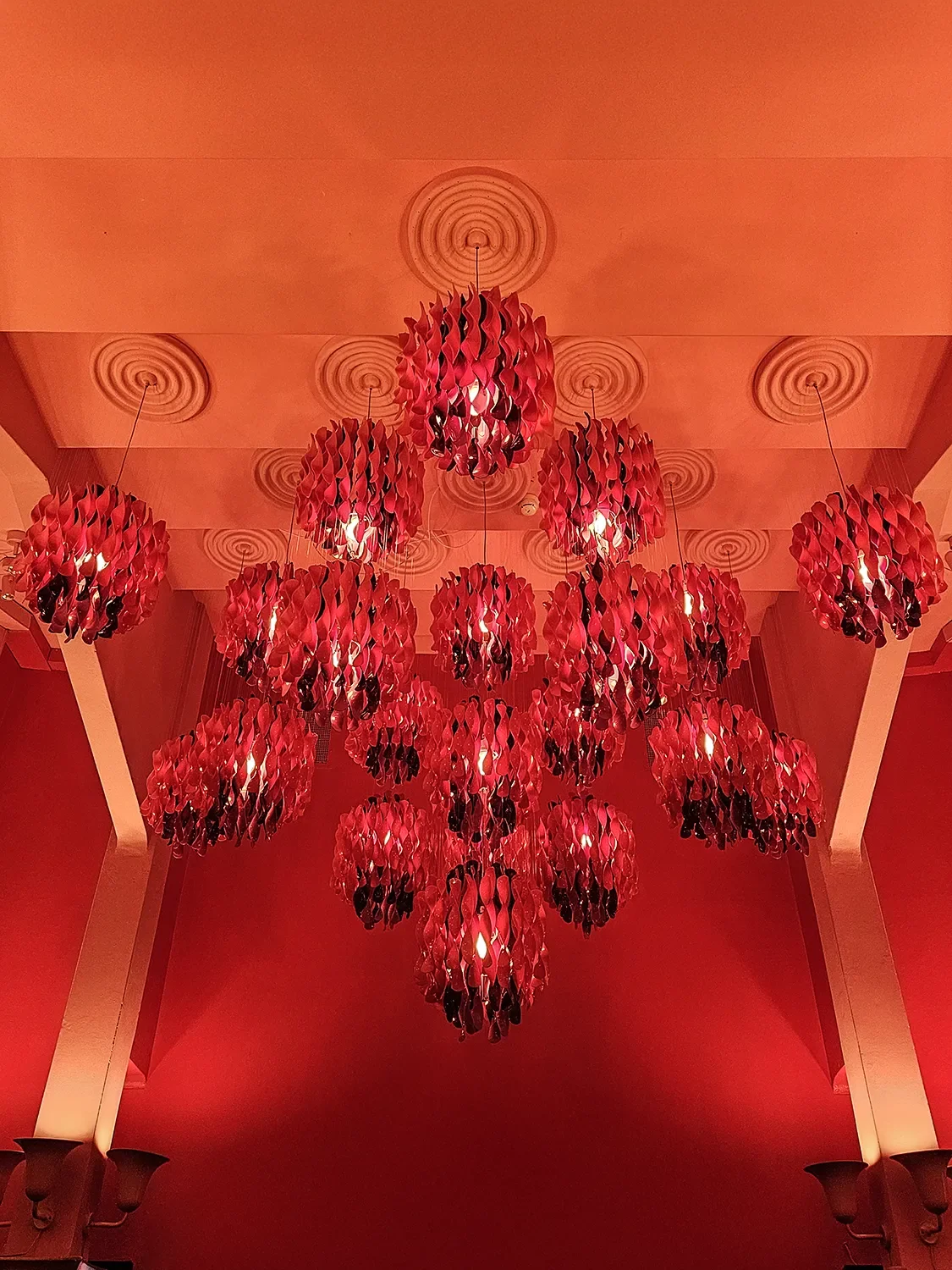 Lightscapes_Verner Panton_Cirkusbygning lys Rød spiral_163654.webp