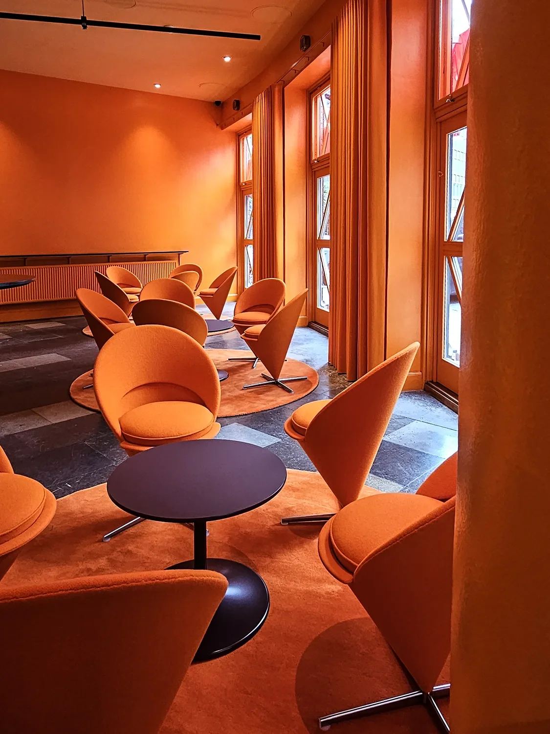 Lightscapes_Verner Panton_Cirkusbygning lys Orange bar_163325.webp