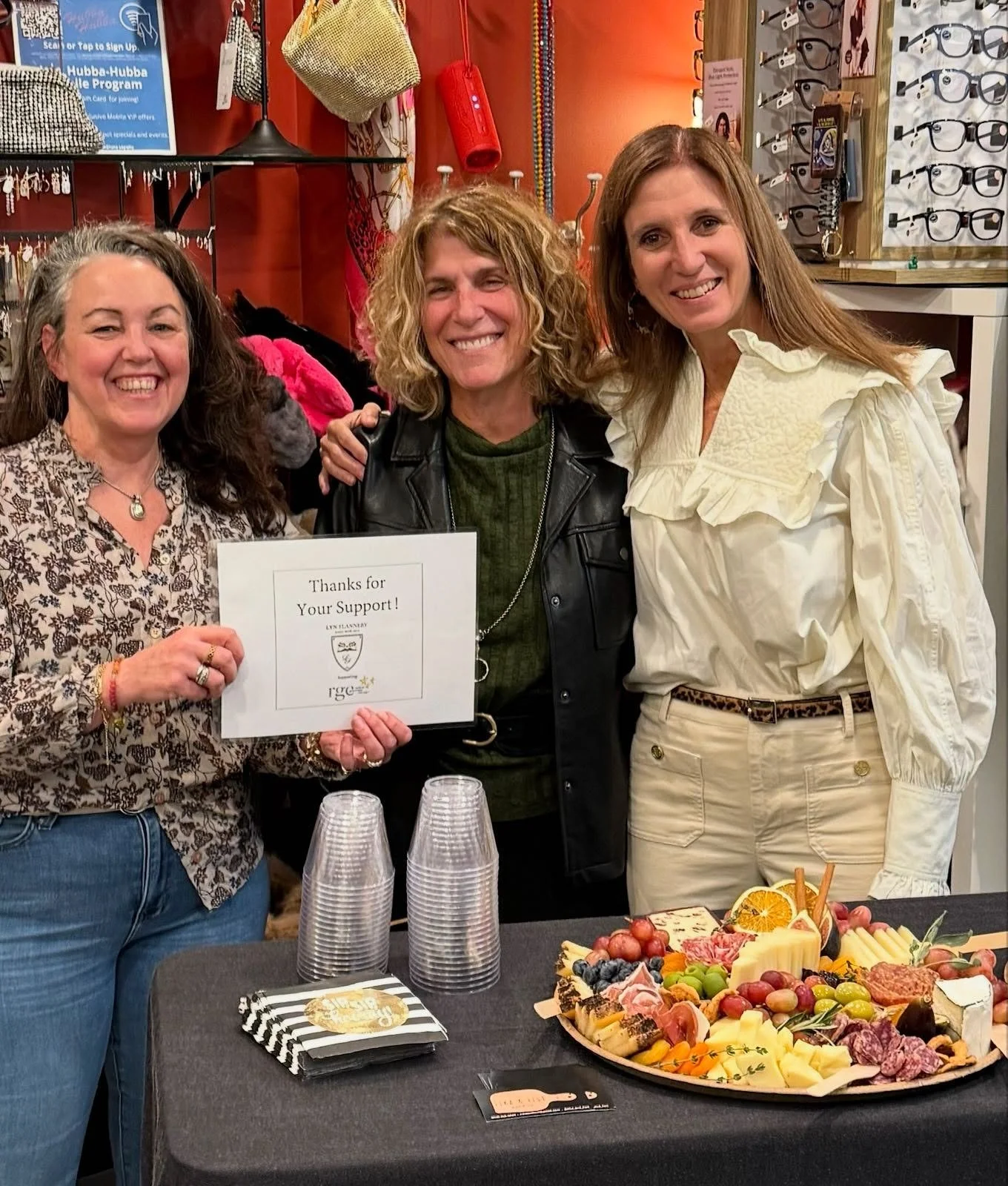 HUGE thank you to Lyn Flannery for hosting the most wonderful private shopping night at Hubba Hubba in Wilmette! 🛍️ ✨

Guests enjoyed drinks, light bites, and plenty of holiday shopping, from festive outfits to hostess gifts, and more. 🎁 💖

We&rsq