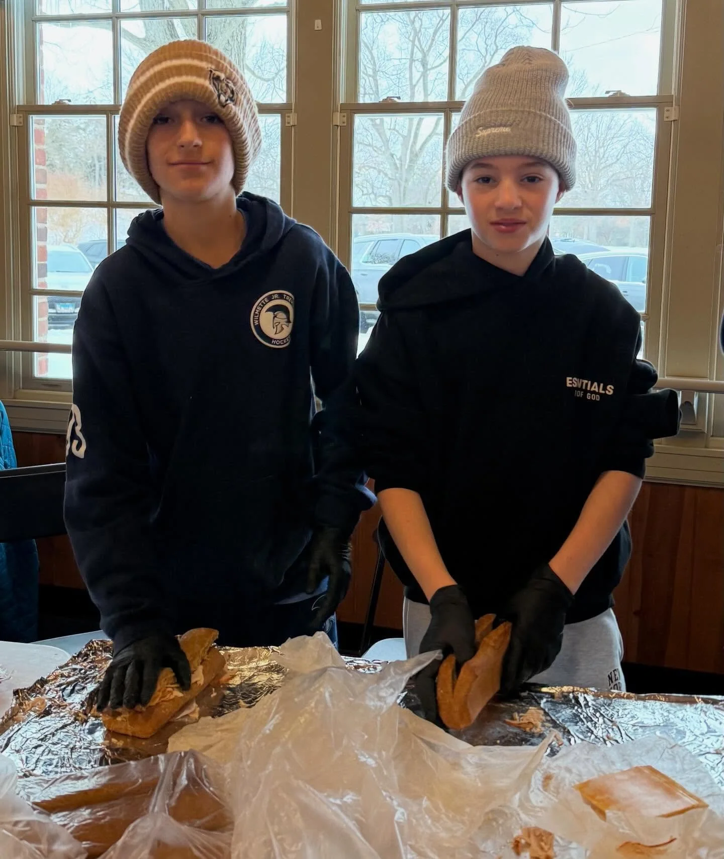 The Wilmette Jr. Trevians PeeWee Majors proved that assists aren&rsquo;t just for game day. 🏒 ✨

40 brown bag lunches
5 warm blankets
Countless reminders that community wins together.

Huge thanks to Ballyhoo Hospitality Group for jumping in pregame