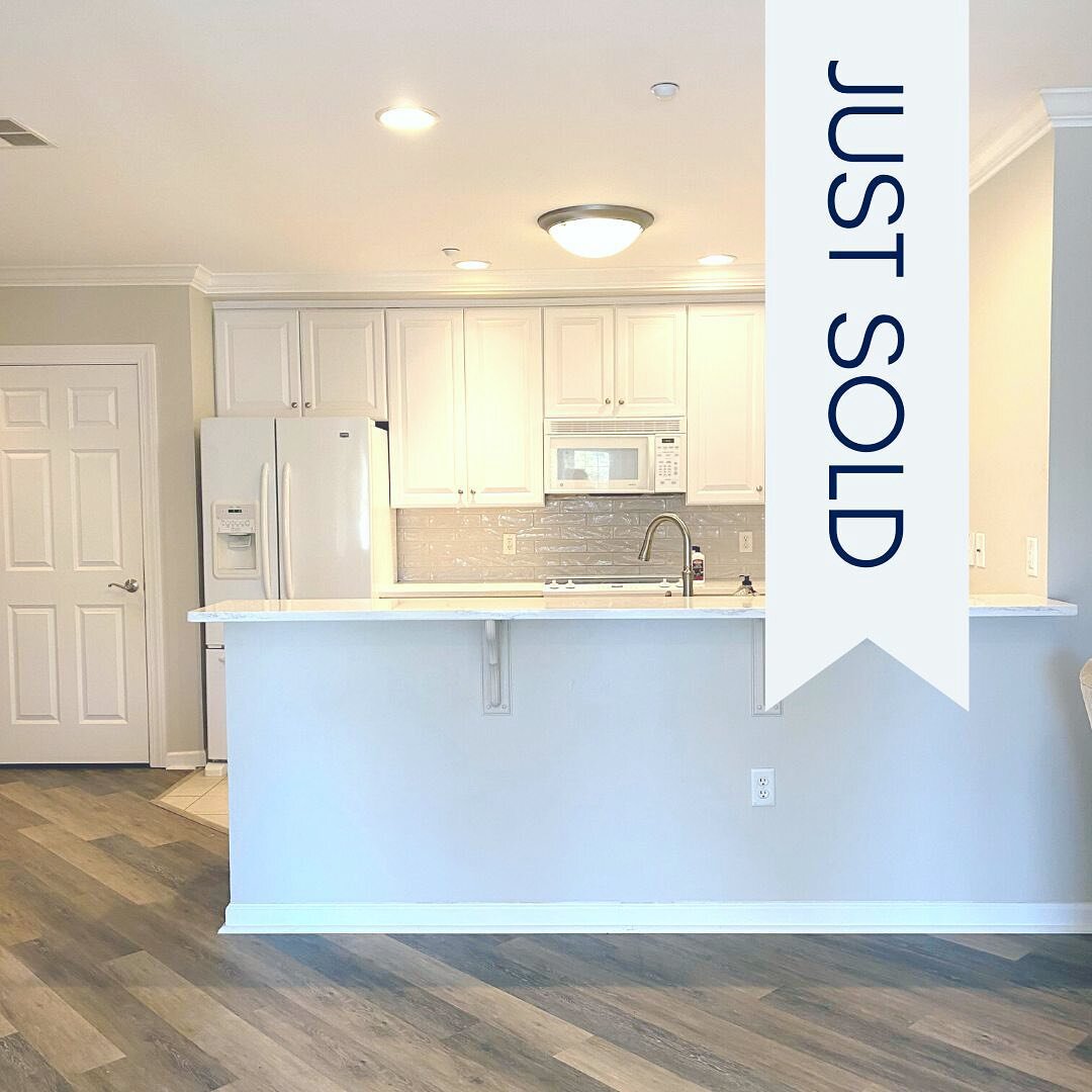 🎈JUST SOLD, NEWBURYPORT!
OFF-MARKET + CASH! 🎈

Congratulations to my seller who just closed on her Newburyport condo with an off-market and all cash offer! 

💡Typically, I would not advise a seller to sell their home off market. This is because yo
