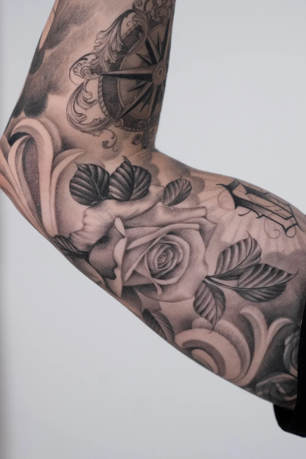 Rosa en sombras suaves en el brazo