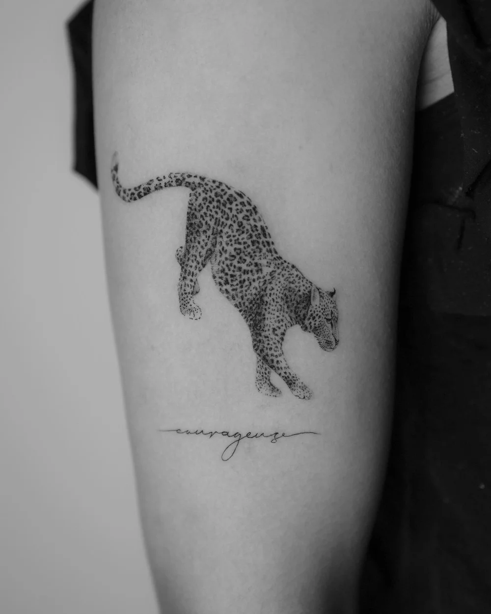 Leopardo en micro realismo en el brazo