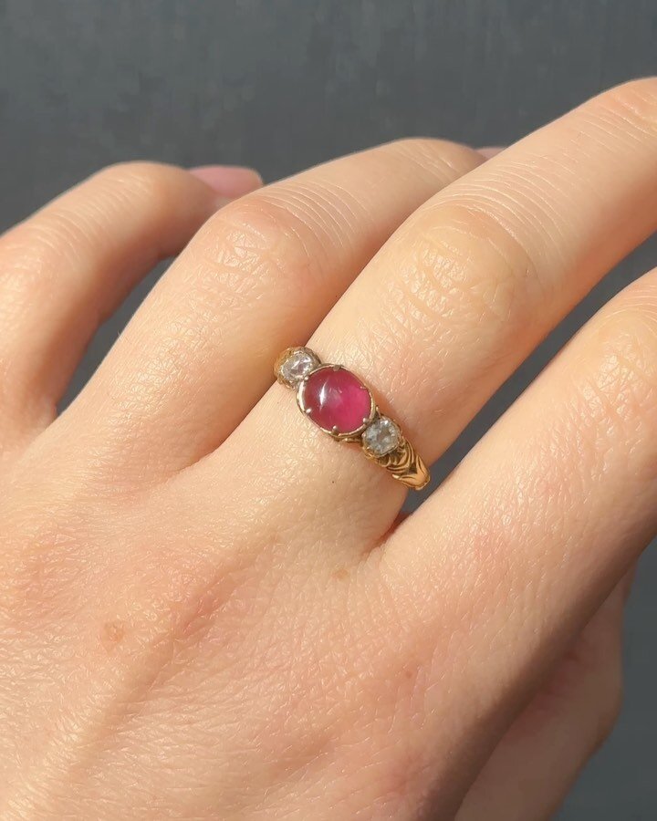 Shout out if you love a good ring shoulder! I certainly do.. this beauty has such a good design, a tulip shaped motif opening out to an organic scroll that captures the bezel set diamond, there are tantalising remains of raised tendrils that would ha
