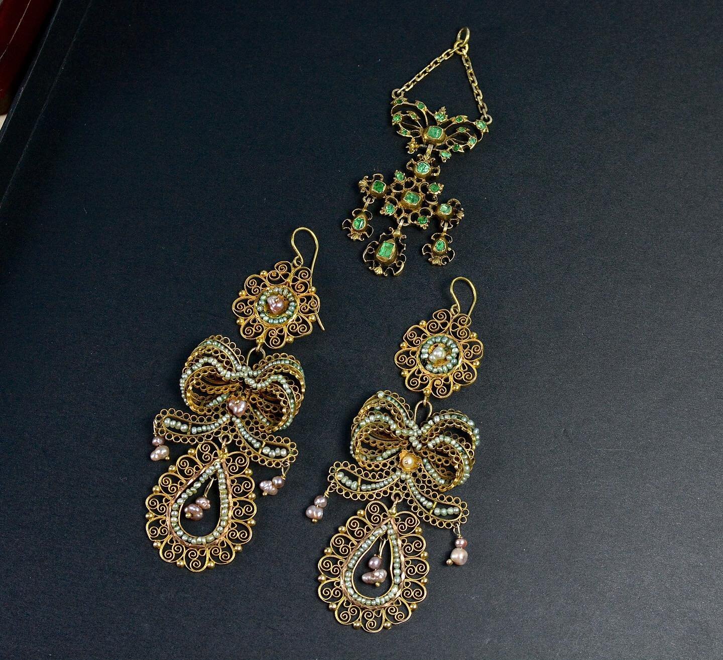 Antique gilt emerald Girandole pendant and exquisite Georgian filigree bow earrings. Like all the best antique jewels these are both as good from behind as the front.

Both available, Dm for details