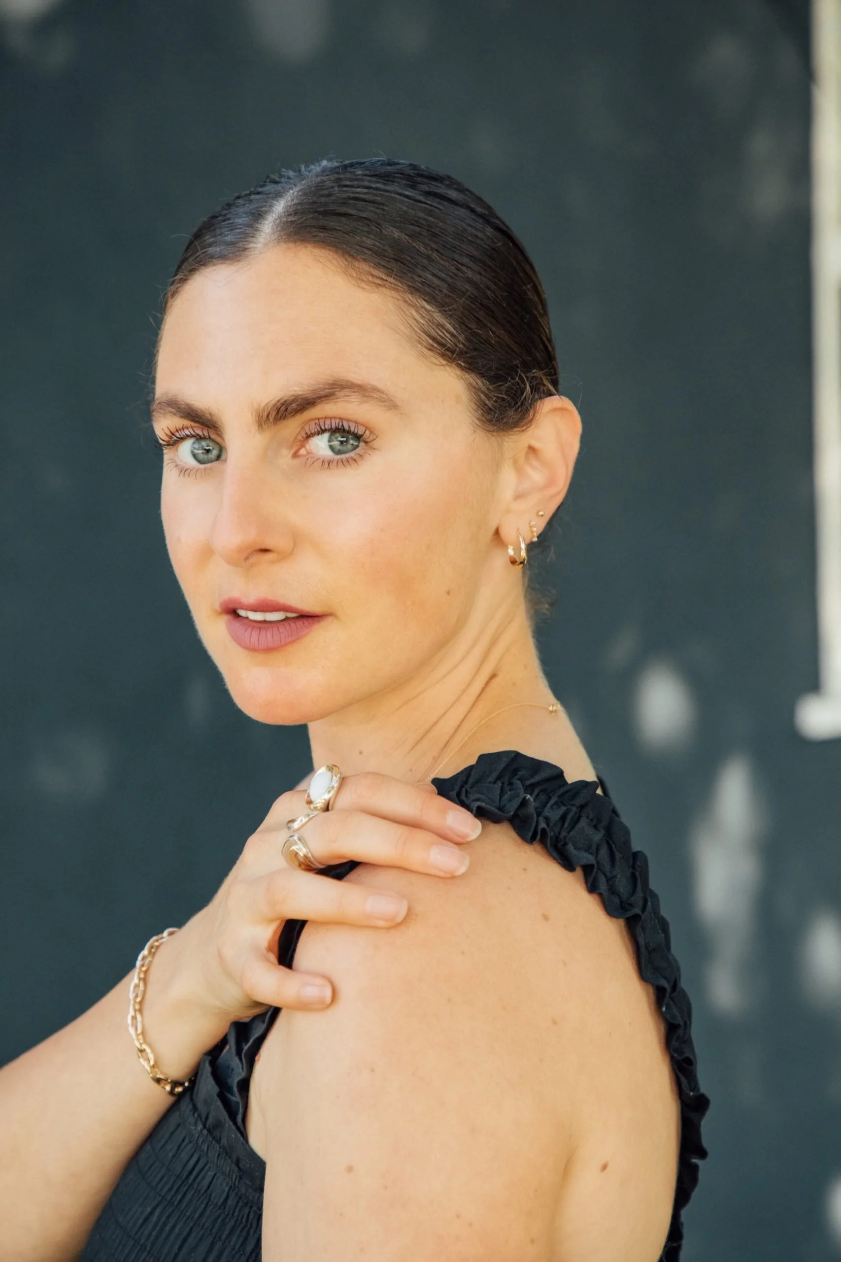 LA Mom and Style blogger, RELish wears Cast Jewelry pieces and styles them with Everlane