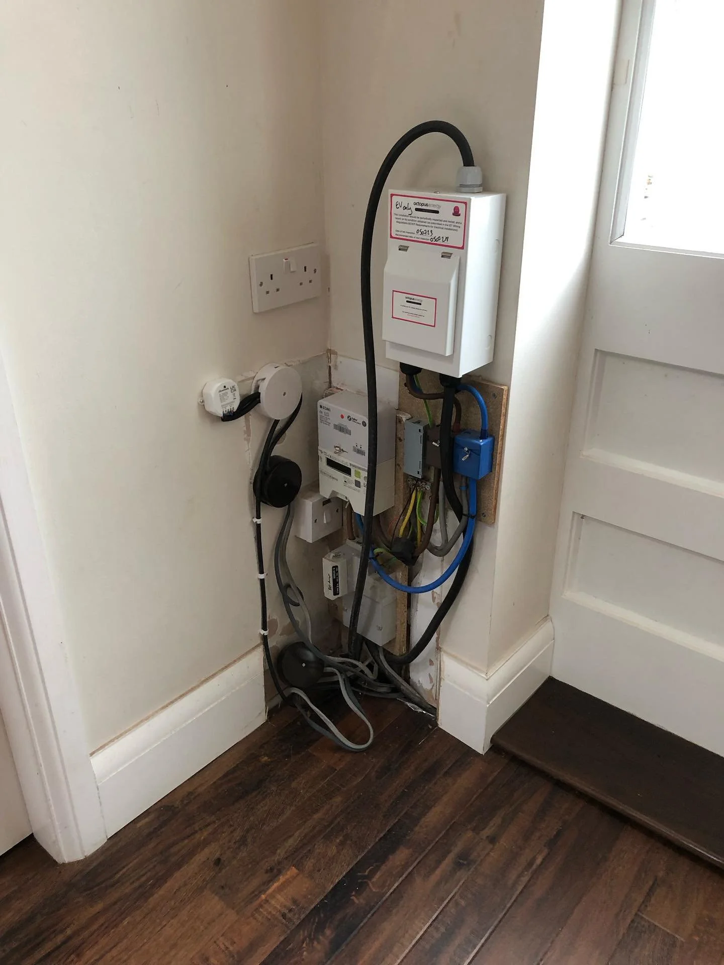 Before ➡️ After: Bespoke Electrical Cabinet
&bull; Hardwood ply panels, cut to size, primed with enamel top coat
&bull; white wood effect vinyl to echo the staircase stringer
&bull; hand-finished Walnut shelf (shellac + beeswax)
&bull; Full access to