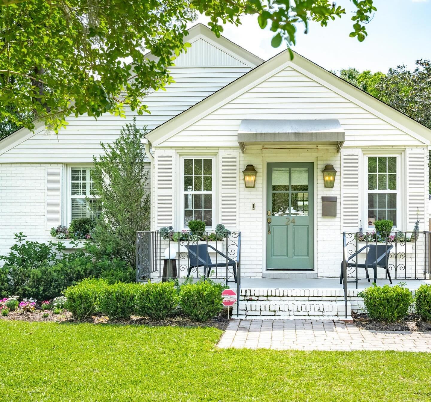 Only slightly obsessed with this adorable cottage in one of my FAVORITE west ashley neighborhoods - would be so perfect as a home, vacation spot, or investment property 🔑 

that backyard too 🤩 

💰 599k

🚗 less than 10 min to downtown charleston
?