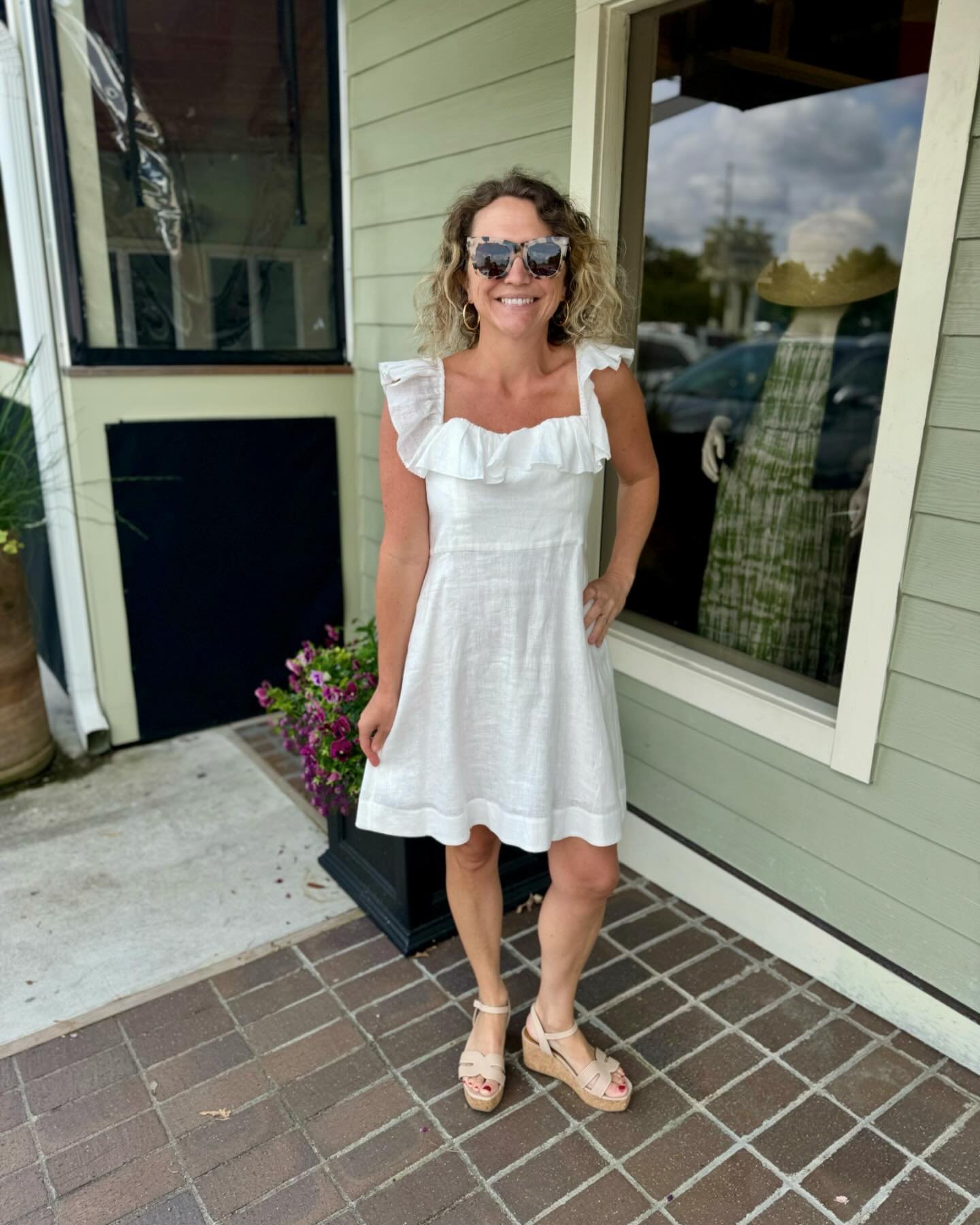 Graduation season is here 👩&zwj;🎓 come shop all our white dresses for your special occasion! 🤍🤍

👉🏼Head to our stories for details! Call for availability! 

#consigningwomen #consignment #cw #consign #consigning #shop #shopping #spring #summer 