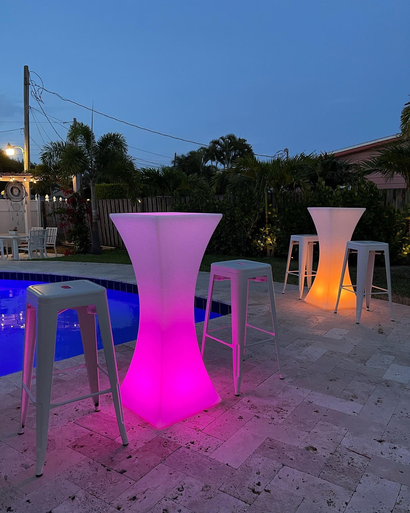 Our High Top Cocktail tables add class to any event. Don&rsquo;t matter the venue. With @goodvibespartyrentals you have the choice of adding stools or just the tables. What&rsquo;s it going to be? 🙌🏻