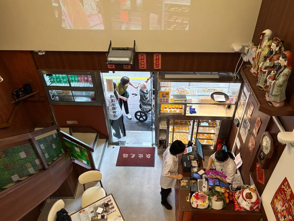  As shown at the top of the photo, a screen and projector were installed after its reopening. They play clips from the films&nbsp;The Lucky Guy (1998) and Election 2 (2006), which were filmed here.&nbsp;Old Cantopop songs from the 1990s were played t
