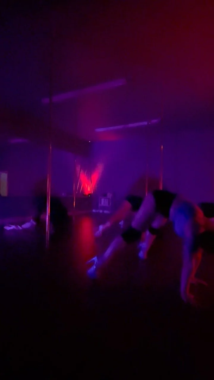 Quickie from last nights exotic class with @capri_lux ! I love her teaching style. Very encouraging and she really knows her low flow. #lowflowheels #exoticflow #poleclasses
First class in the new space! Nobody kicking each other with stilettos! 🤣