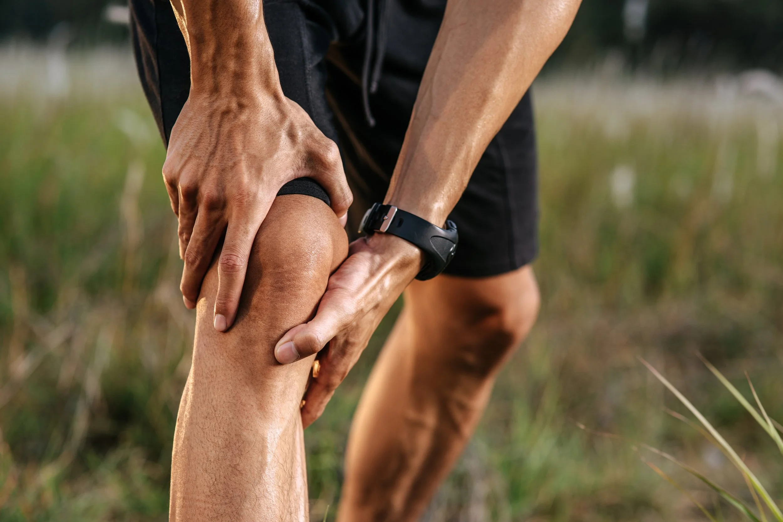 Knee Pain While Walking: Common Causes, Treatment and Warning Signs