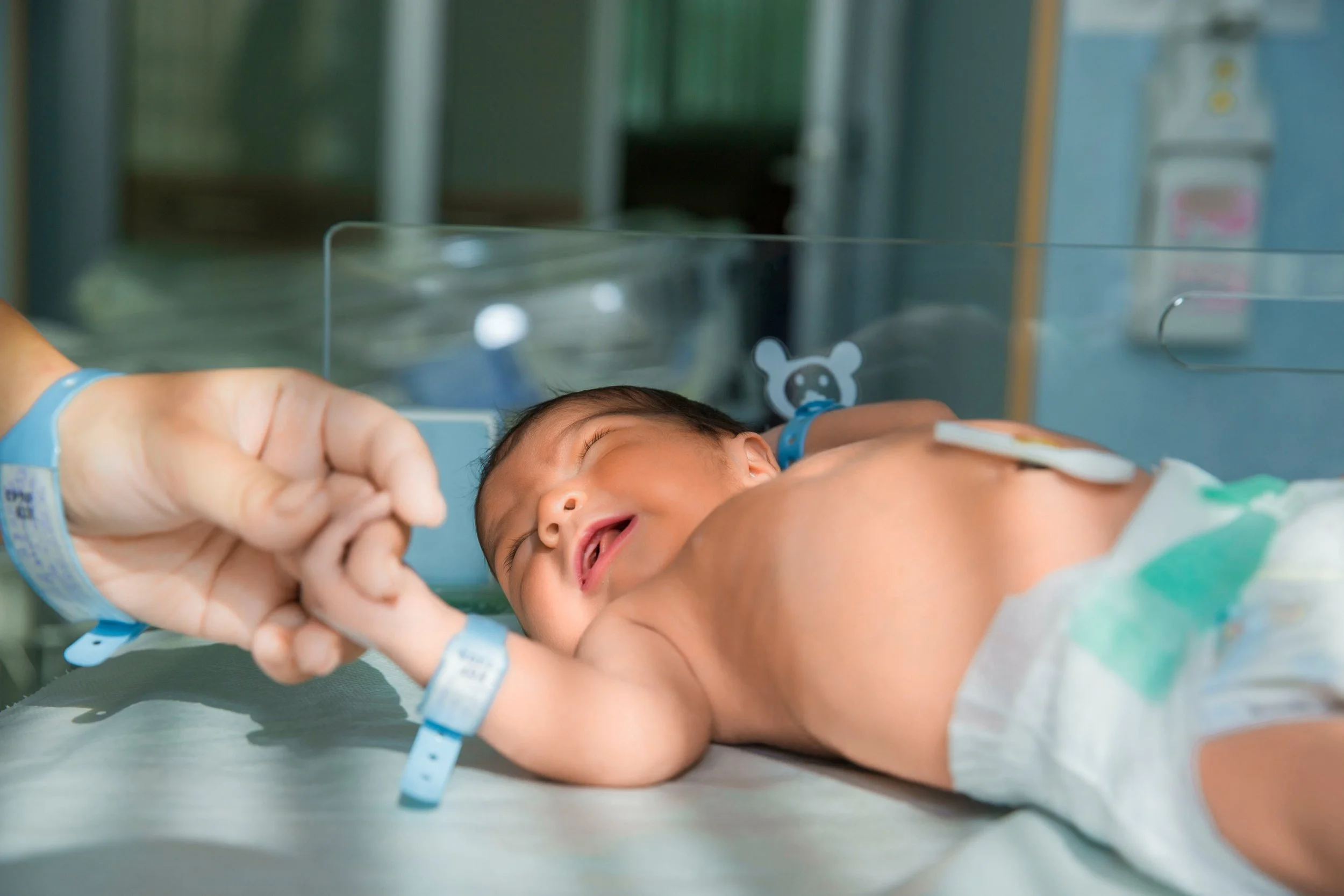 नवजात शिशु को NICU में कब भर्ती किया जाता है? जानिए जरूरी कारण और संकेत