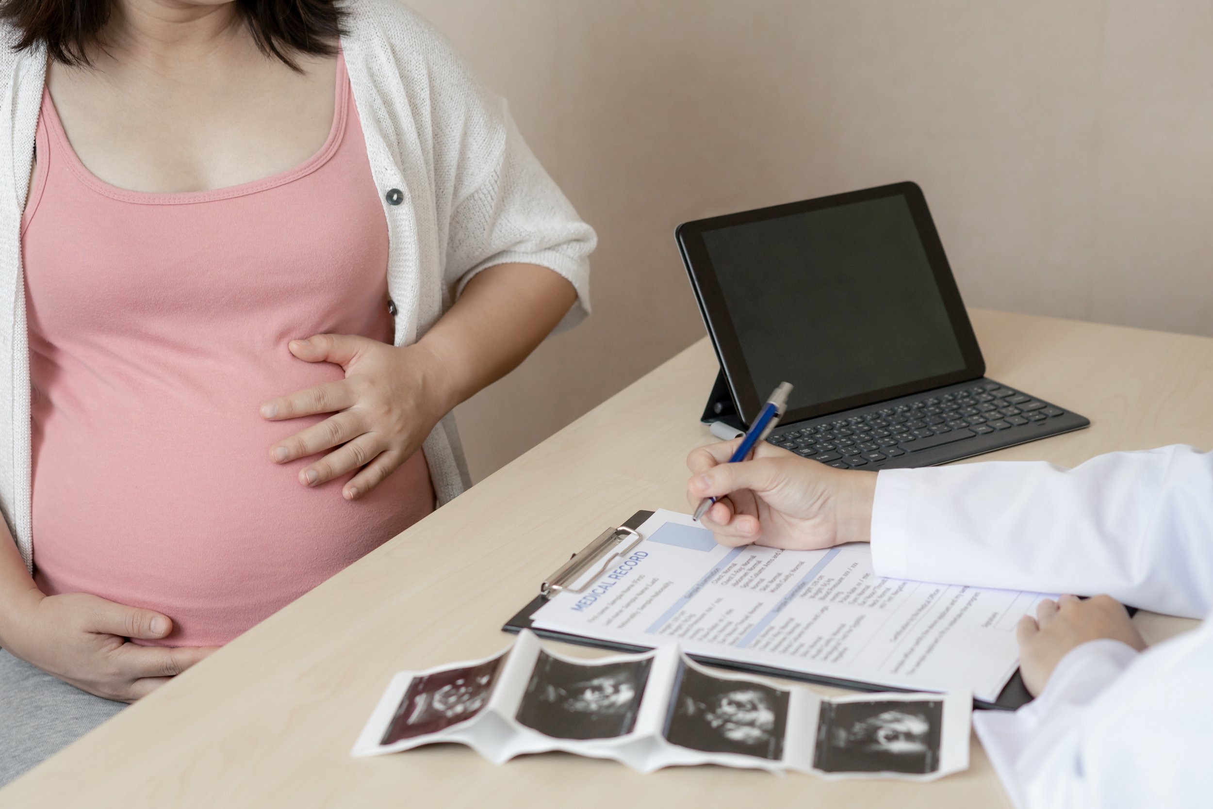 Which Warning Signs During Pregnancy Should You Immediately Report to Your Doctor?