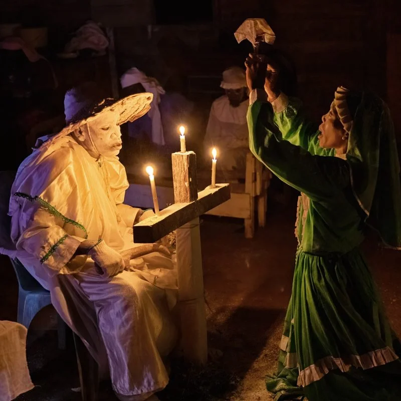 cerimônia Bwiti com barro na Guinea Equatorial em viagem etnográfica com Arca Jornadas