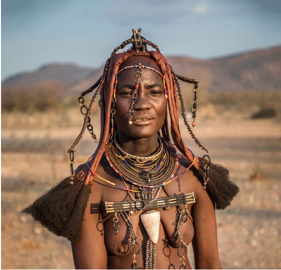 mulher com adereços típicos de sua etnia em Angola