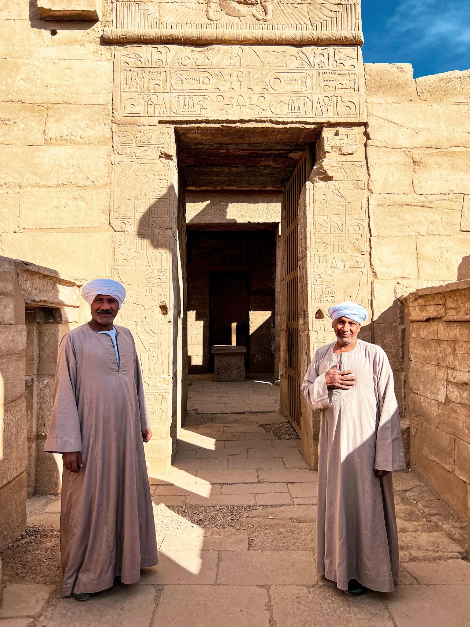 Sacerdotes em frente ao templo de Sekhmet durante visita ao complexo de Karnak, em Luxor, no Egito