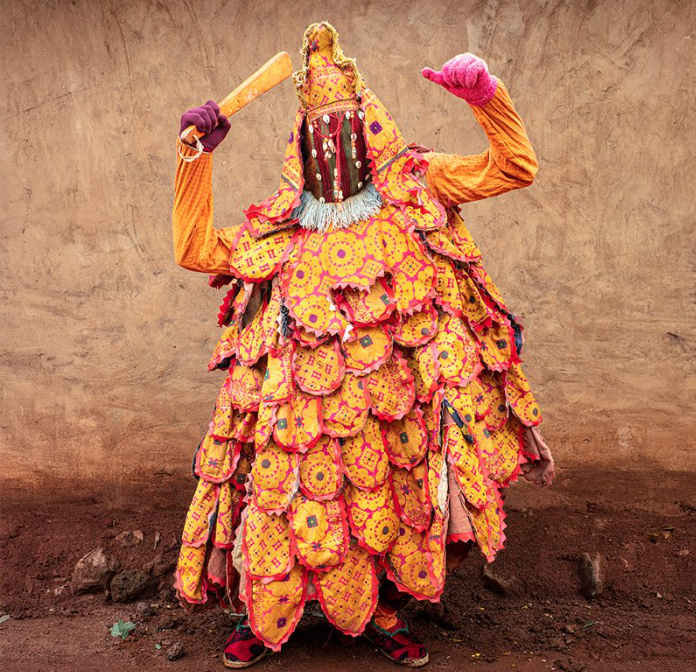 uma pessoa em trajes típicos do Festival Vodun no Benin