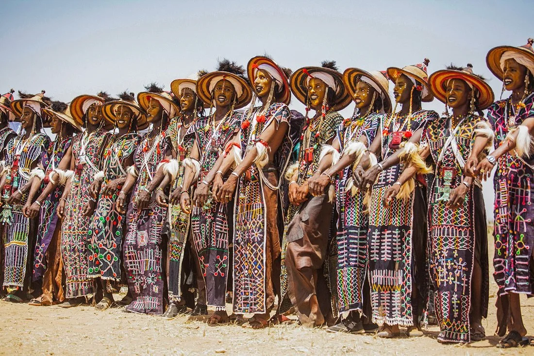 Partiicipantes do Festival Gerewol em trajes típicos no Chade durante viagem etnográfica com Arca Jornadas