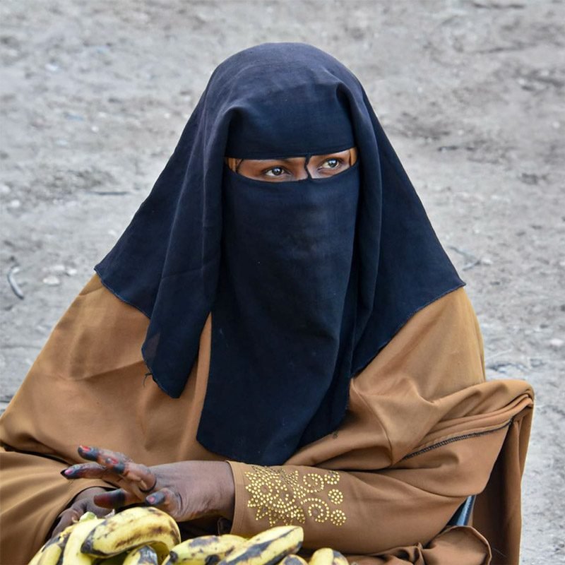 mulher com traje típico na Somália fotografada durante viagem etnográfica