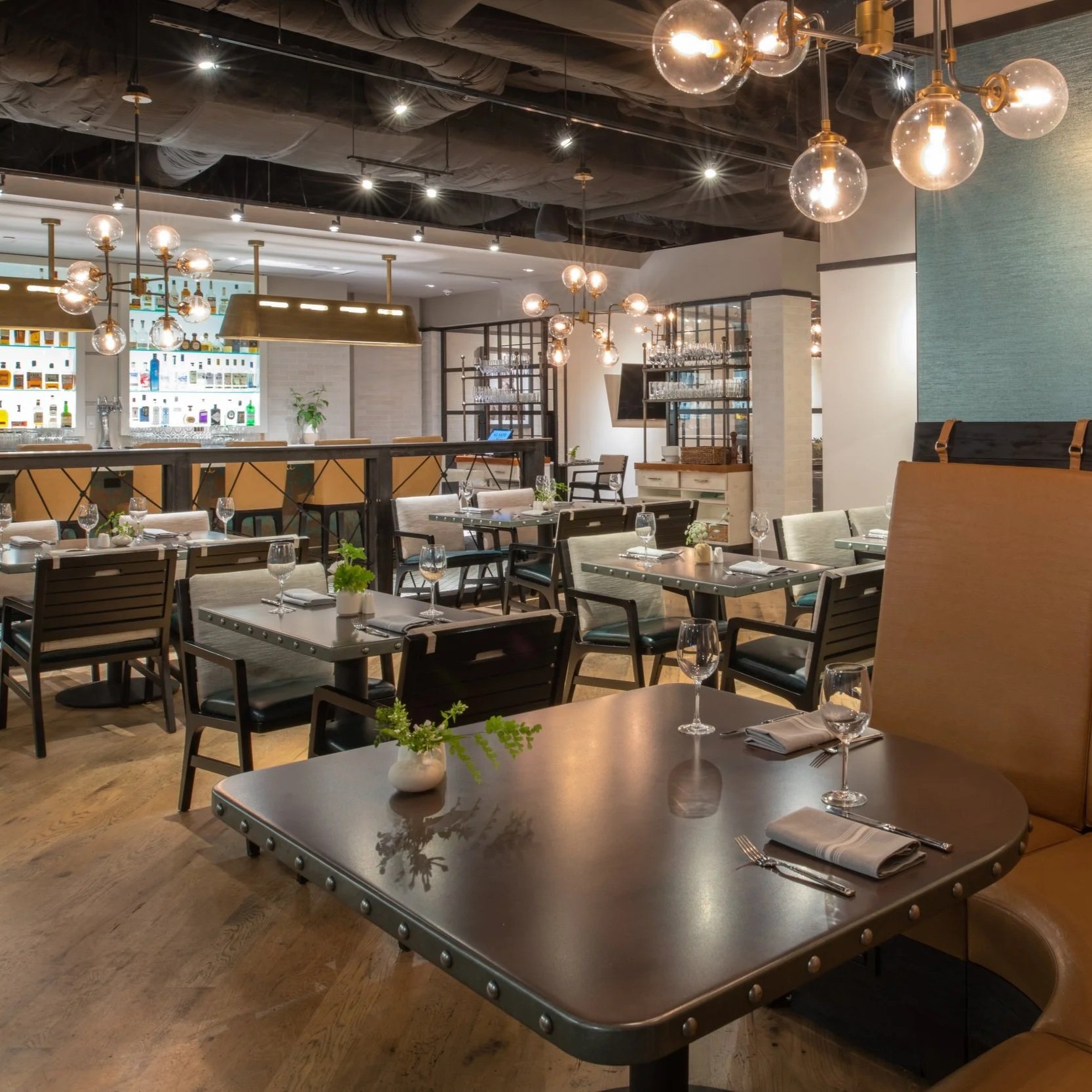 sealxol-hotel-1000-public-restaurant-all-water-dining-room-front-booth-wide.jpg
