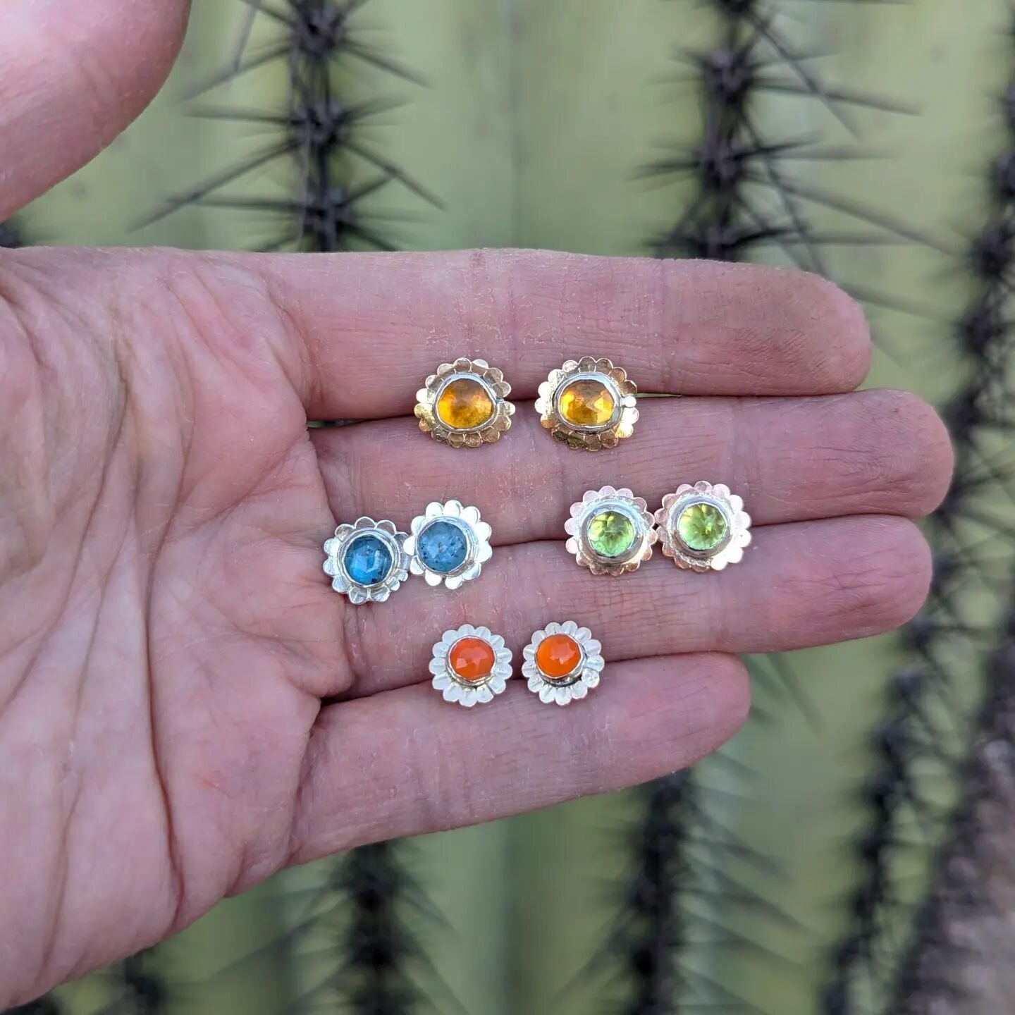 FL🌼WER P🏵️WER 
Posts 👂

Citrine
Kyanite
Peridot
Carnelian

Bringing this bouquet to @madeintucsonmarket this Sunday, April 7th