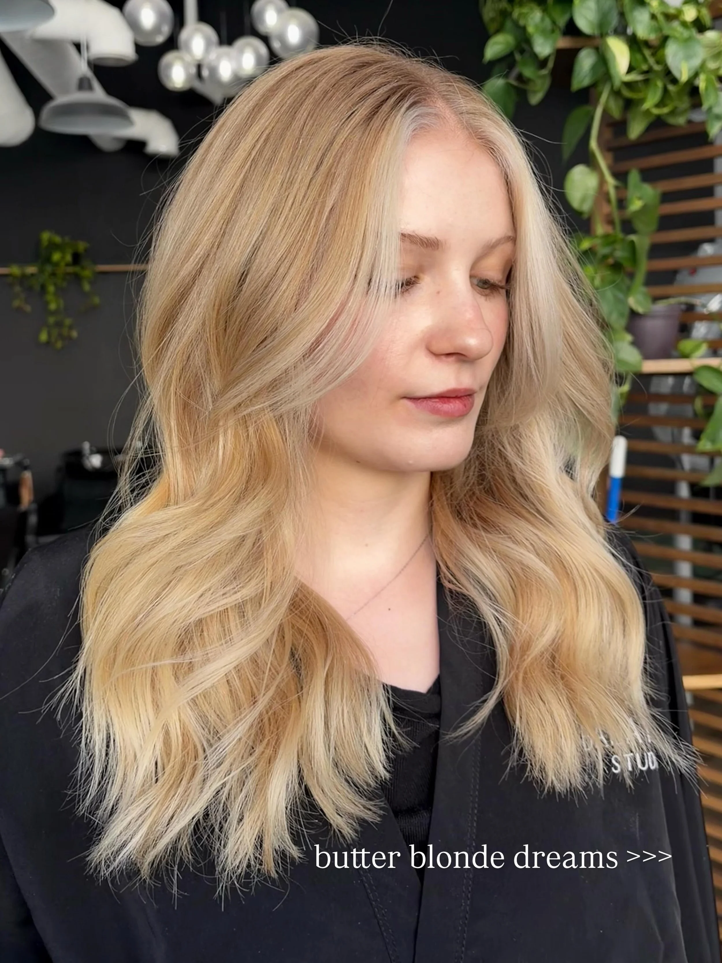 Summer hair is calling ✨✨✨✨

🎀 @lizzies_looks_ 

Book with your summer hair by tapping the link in our bio!

#summerblonde #slchairstylist #blonde #summerhair
