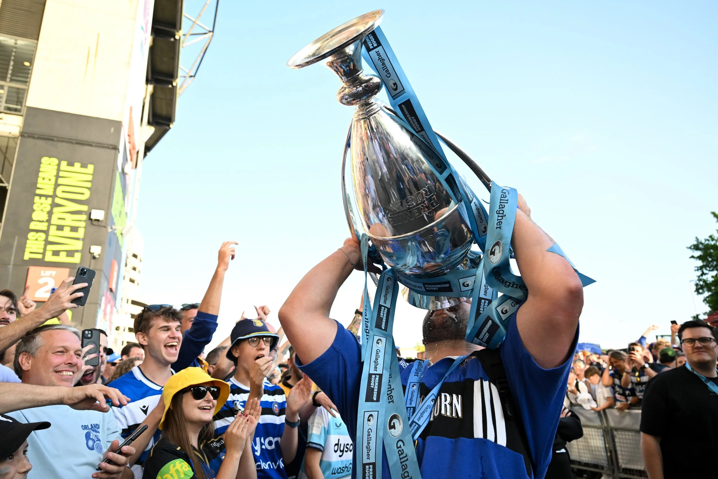  Will Stuart of Bath Rugby with the Gallagher Premiership trophy after the match. Gallagher Premiership Final, between Bath Rugby and Leicester Tigers on June 14, 2025 at Allianz Stadium in London, England. Photo by: Patrick Khachfe / Onside Images 