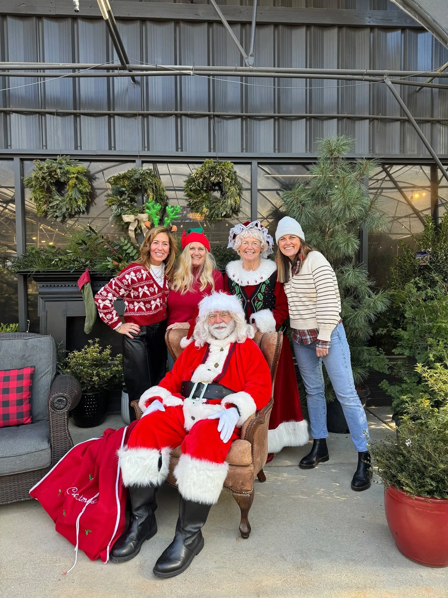 There&rsquo;s something about the holidays at Norwood that feels extra special ❣️

Santa and Mrs. Claus will be at Norwood Gardens tomorrow! 

Join us Saturday, November 15th from 4&ndash;8 PM for our Holiday Market
&bull; Photos with Santa
&bull; Lo