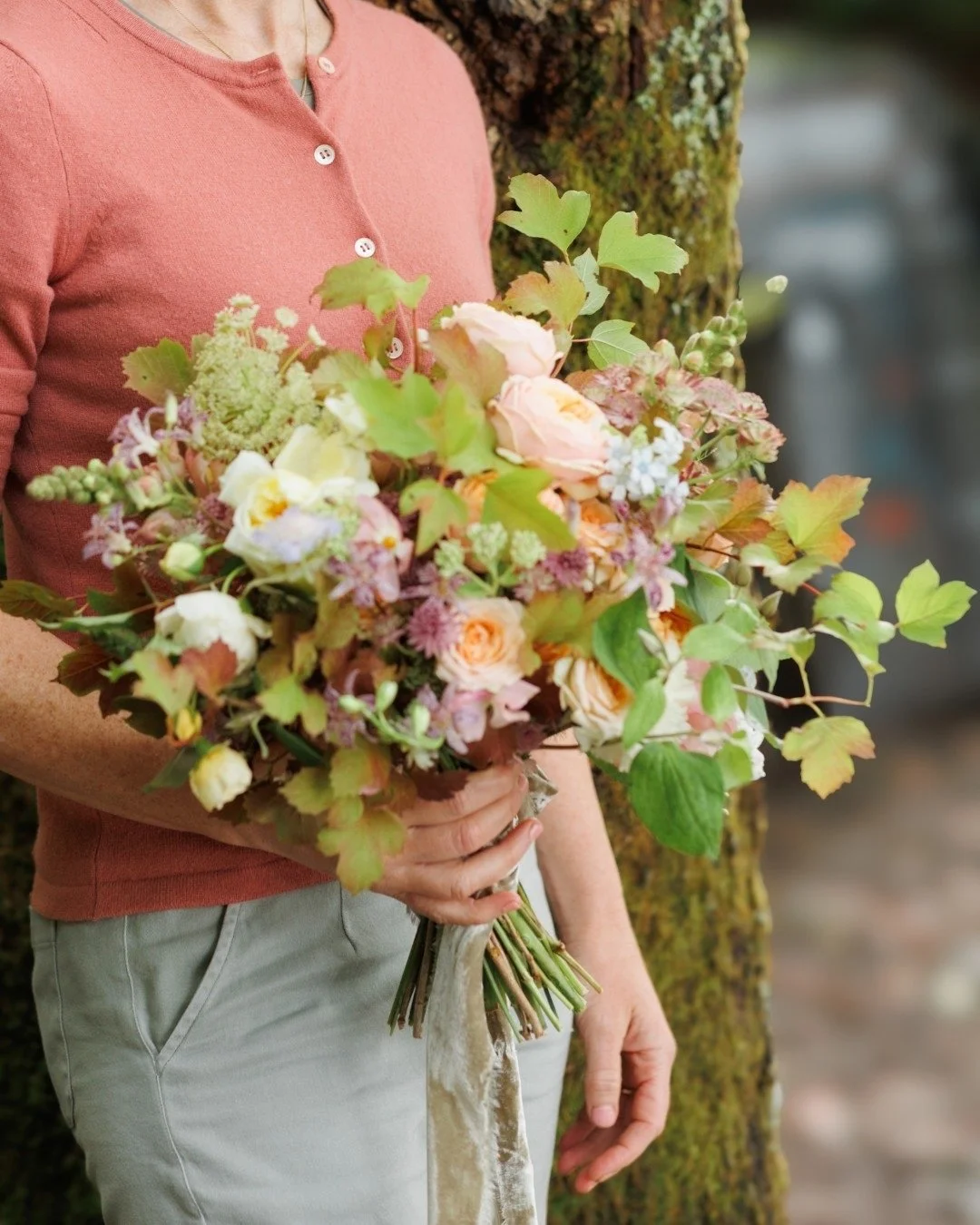 September bouquet 🍂​​​​​​​​
​​​​​​​​
September is a magical month, beginning in Summer, ending in Autumn. Warm, beautiful and romantic.  Roses, dainty flowers in dusky pink, soft purple and pale blue, honey-toned foliage just starting to turn, and a