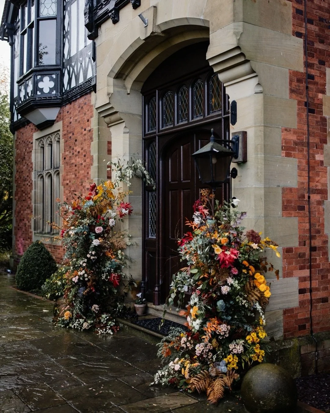 Autumn at Tyn Dwr Hall ✨
⠀⠀⠀⠀⠀⠀⠀⠀⠀
Imagine celebrating with your family and friends in the most beautiful Welsh valley, golden light pouring through the windows, champagne in hand - completely happy because every floral detail reminds you why you dec