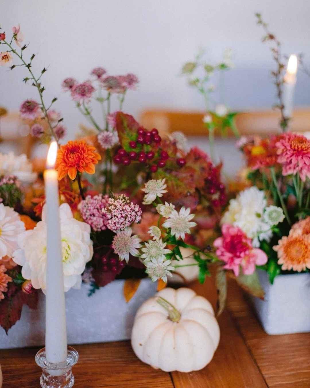 October flowers mean glorious colours, exquisite textures, and pretty tones that feel warm, luxurious and inviting. 
⠀⠀⠀⠀⠀⠀⠀⠀⠀
Whether you love subtle and soft, bright and bold, pumpkins and candles or a more delicate florals-only look, October alway
