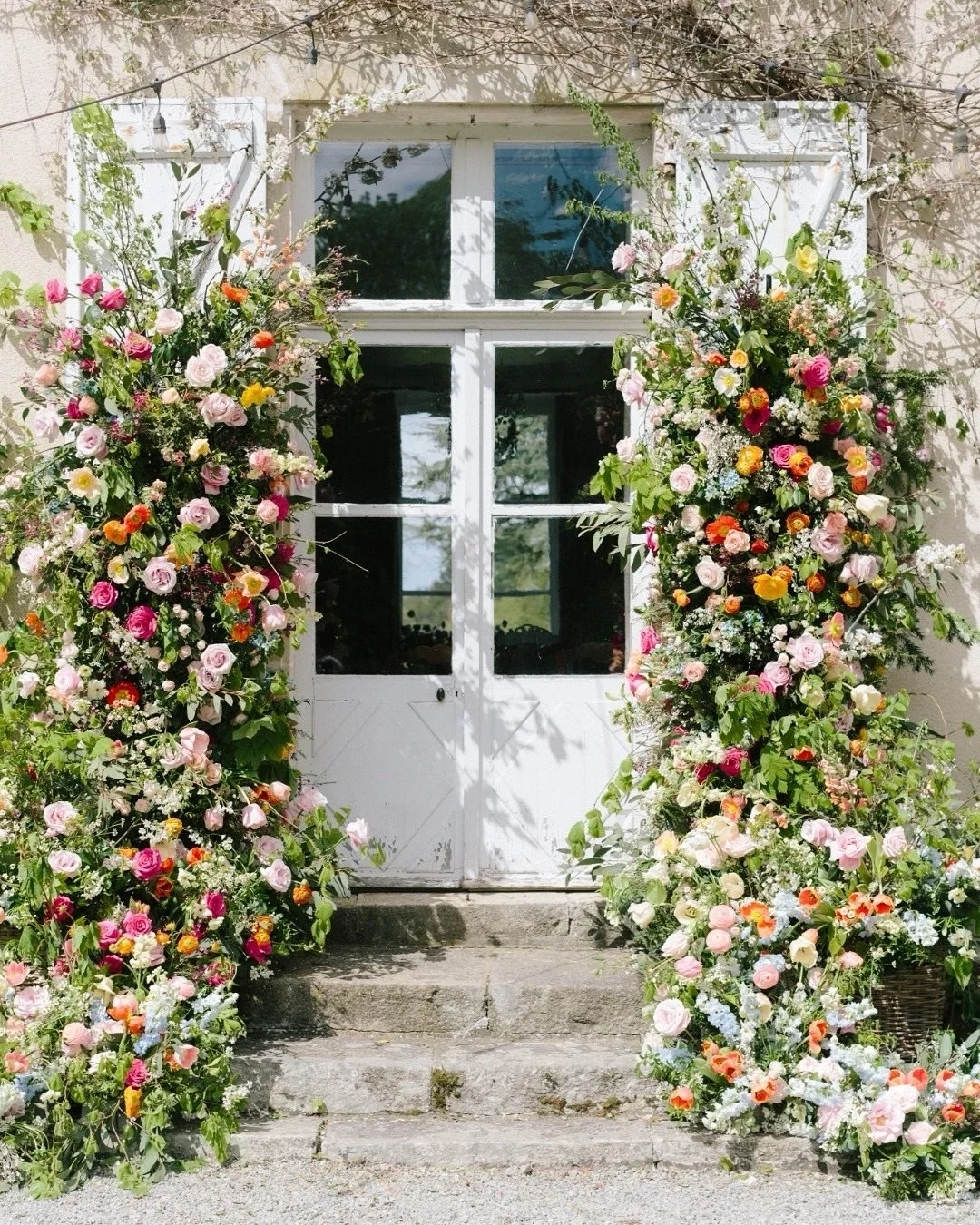 Statement florals bring so much joy and impact. Designed in any colour palette to celebrate your style, your favourite flowers and your venue. Loved this glorious choice of beautiful Spring brights. 🩷
⠀⠀⠀⠀⠀⠀⠀⠀⠀
Workshop: Les Fleurs - @blueskyflowers