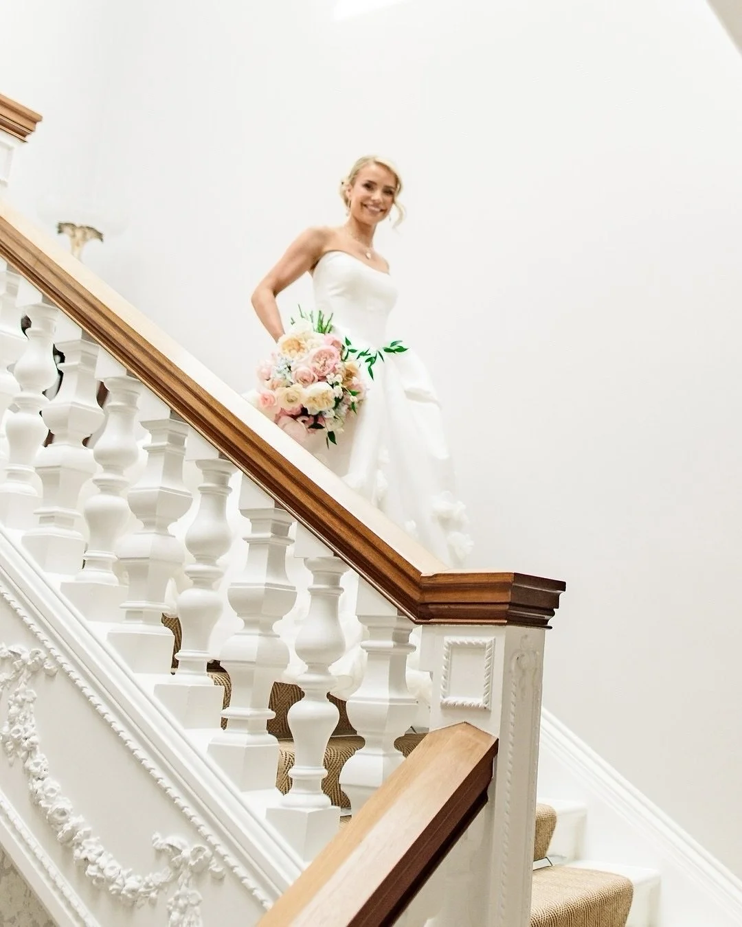 Your moment with your bouquet. The quiet happy anticipation before the big day.  Every detail in place, just as you dreamed.  The colours, the scent, the soft petals of beautiful garden roses; all designed to complement the most exquisite dress. ✨
⠀⠀