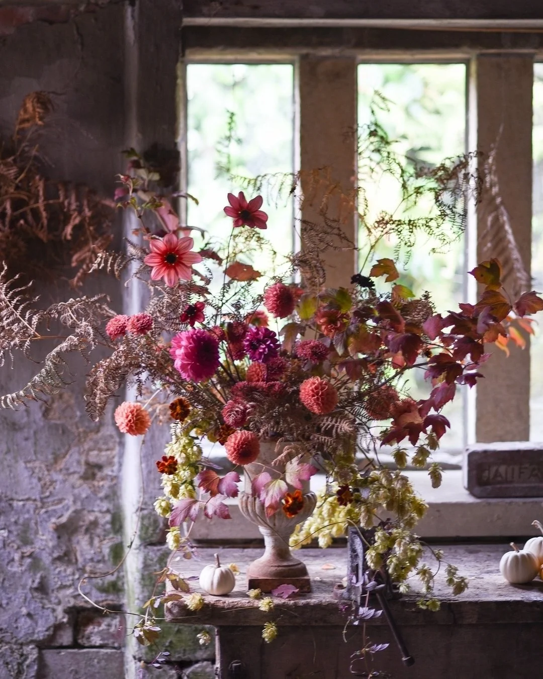 Autumn in the small corner. 🍂

Love beautiful pink flowers mixed with Autumnal browns and the light gentle touch behind this design. From the setting, the choice of ingredients and the photography, everything is considered and delicate. ✨

Thank you