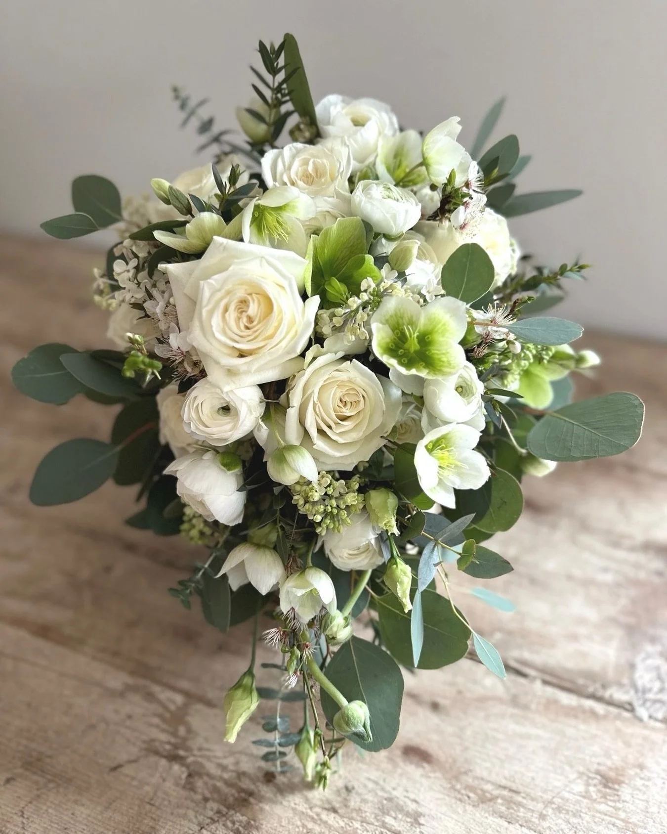 The prettiest green and white cascading bouquet. Scented roses, delicate hellebores, ranunculus and luscious foliage. Classic, elegant and timeless. 🌿
⠀⠀⠀⠀⠀⠀⠀⠀⠀
We love the way every bridal bouquet is unique, made for you based on the flowers you lo