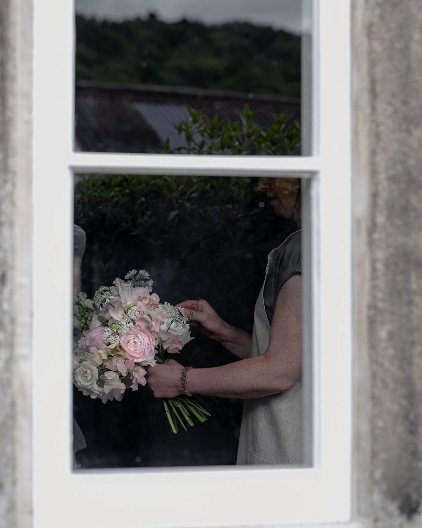 The sweetest Spring ingredients of fluffy peonies, the softest romantic petals of ranunculus and the most delicate watercolour pink sweetpeas. 
⠀⠀⠀⠀⠀⠀⠀⠀⠀
Nature creates such exquisite beauty and it is always a delight to be able to work with the pret