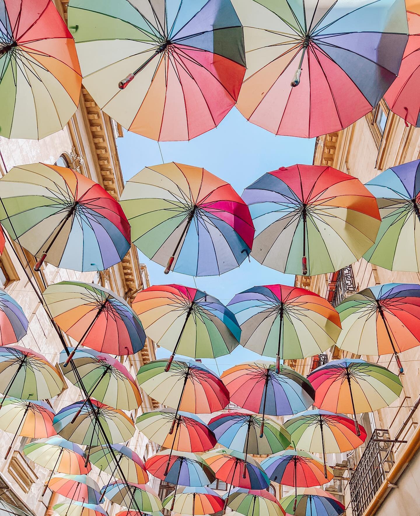 HELLO BUCHAREST 1. Pasajul Victoria 2. Bookstore Cărturești Carusel 3. White Church Parish 6. Mini market at Strada Edgar Quinet 8. Chocolat Ateneu &gt; tip: macaron icecream 🍦 EXTRA TIP: M60 &gt; coffee stop/lunch