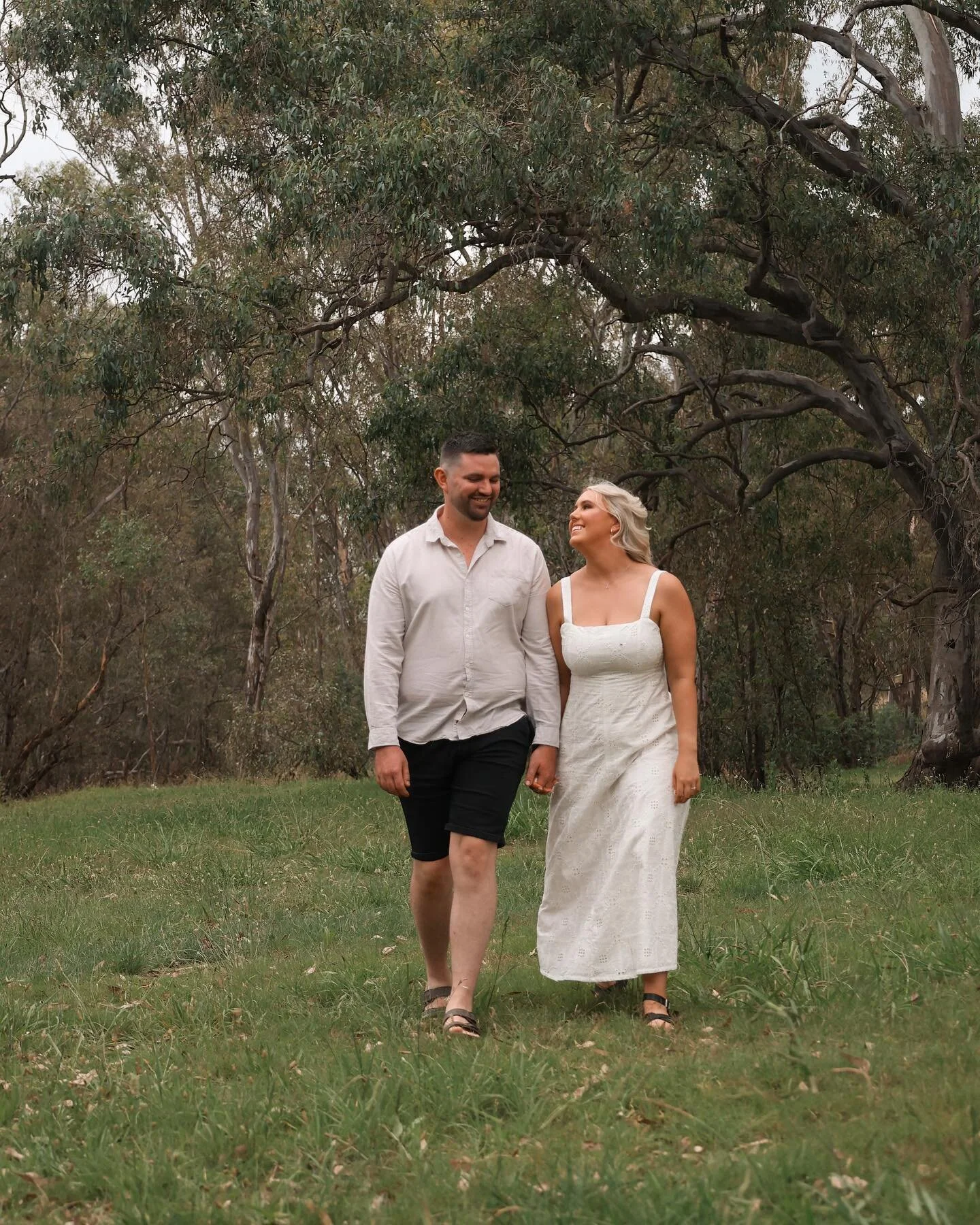 moments from D + S engagement session alongside the river &hellip; 

let&rsquo;s craft the perfect backdrop for your engagement story. from scenic landscapes to urban charm, like stills from a film 🎞

together we&rsquo;ll find the ideal setting to c