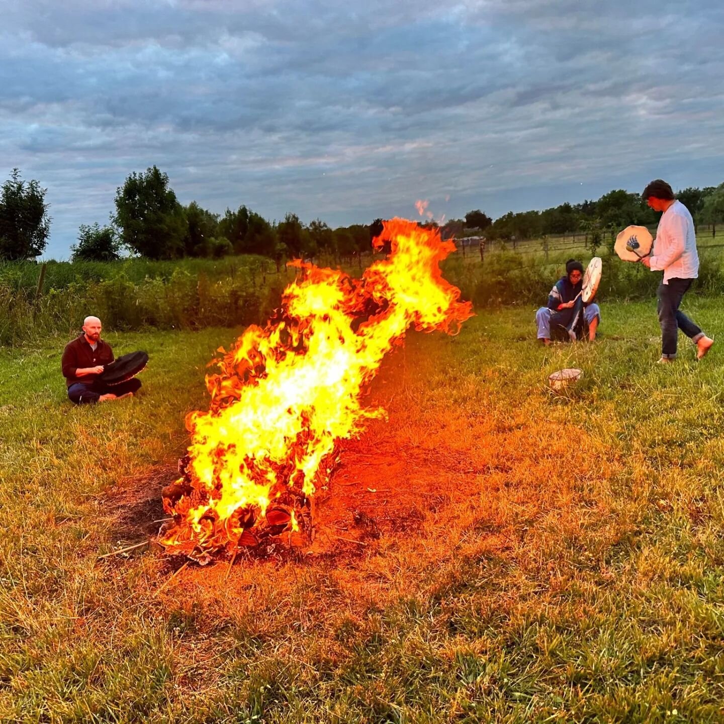 About last night....
Vuurloop met mijn tribe.
Samen het vuur opbouwen om daarna samen door het vuur te gaan. Dankbaar...

#tribe #vuurloop # Sundoor #Spiritdance 
#intentie #arrow #dankbaar